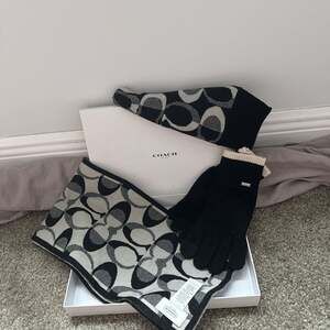 Coach Brand New Scarf & Scull
Hat Silver Black Signature C Logo & Black
Gloves
